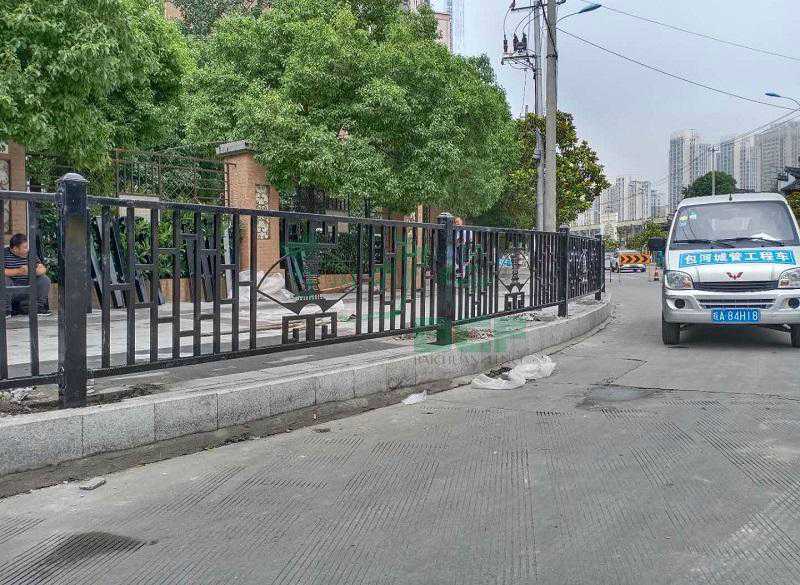 道路護(hù)欄的設(shè)計應(yīng)考慮哪些因素